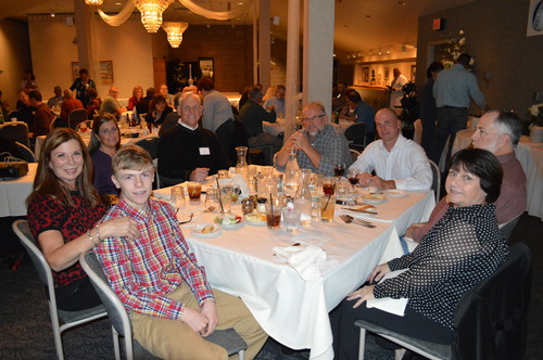 La familia Krinock con el director ejecutivo Scott Bull (de suéter negro) sentado junto a Dan Krinock.